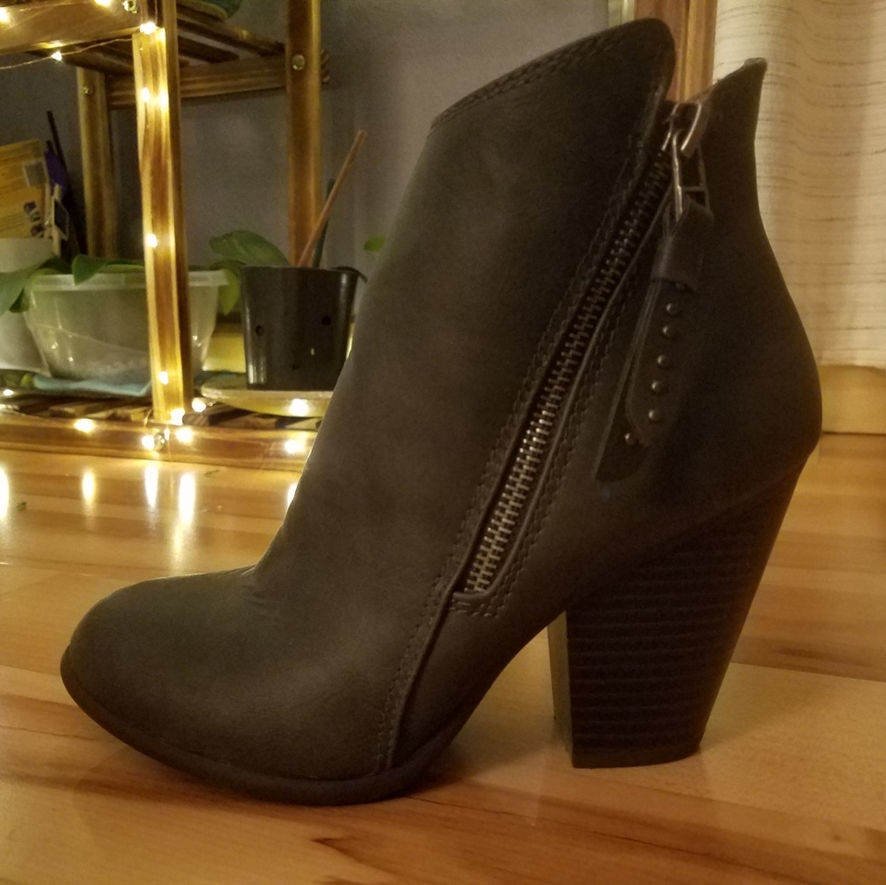 American Eagle Outfitters Booties- Grey